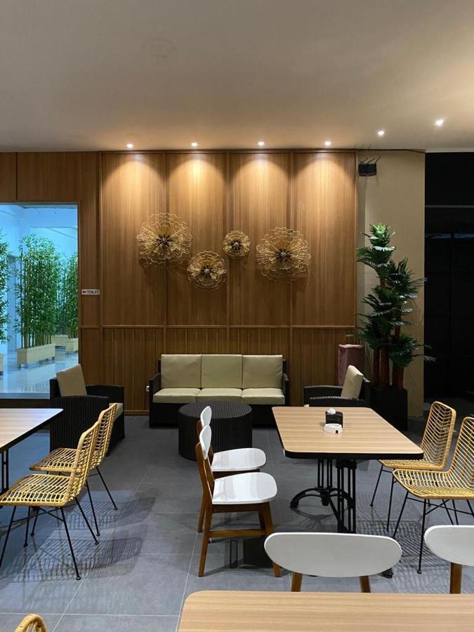 Cempaka Mas Hotel Jombang Экстерьер фото