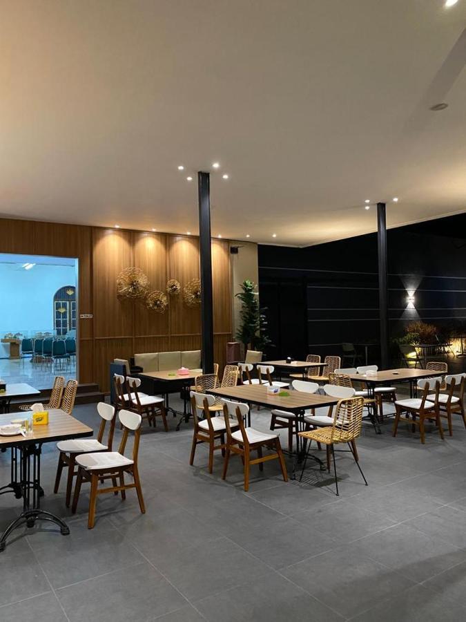 Cempaka Mas Hotel Jombang Экстерьер фото